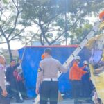 Petugas saat melakukan evakuasi kedua truk di Jalan Raya Bypass Cicalengka, Kampung Cipeutag, Desa Tenjolaya, Kecamatan Cicalengka, Kabupaten Bandung, Kamis (4/6/2026). (Foto: Istimewa)