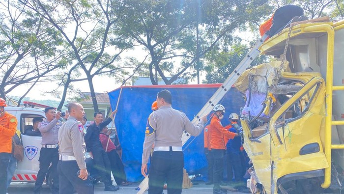 Petugas saat melakukan evakuasi kedua truk di Jalan Raya Bypass Cicalengka, Kampung Cipeutag, Desa Tenjolaya, Kecamatan Cicalengka, Kabupaten Bandung, Kamis (4/6/2026). (Foto: Istimewa)