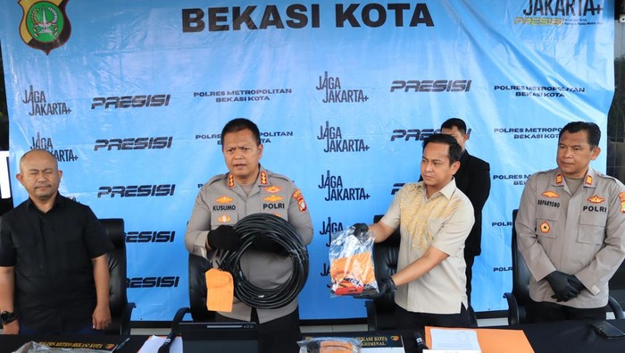 Foto: Pria berinisial MI ditangkap atas dugaan pencurian kabel tower base transceiver station (BTS) di Pekayon Jaya, Kecamatan Bekasi Selatan, Kota Bekasi. (Dok istimewa).