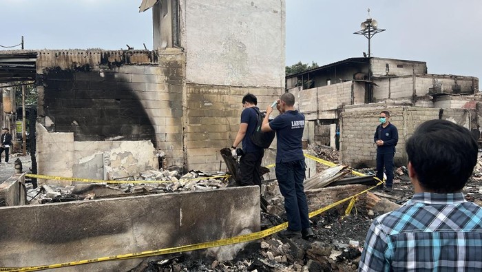 Puslabfor gelar olah TKP di lokasi kebakaran Kemayoran, Jakpus (Adhfar Aulia Syuhada/detikcom)