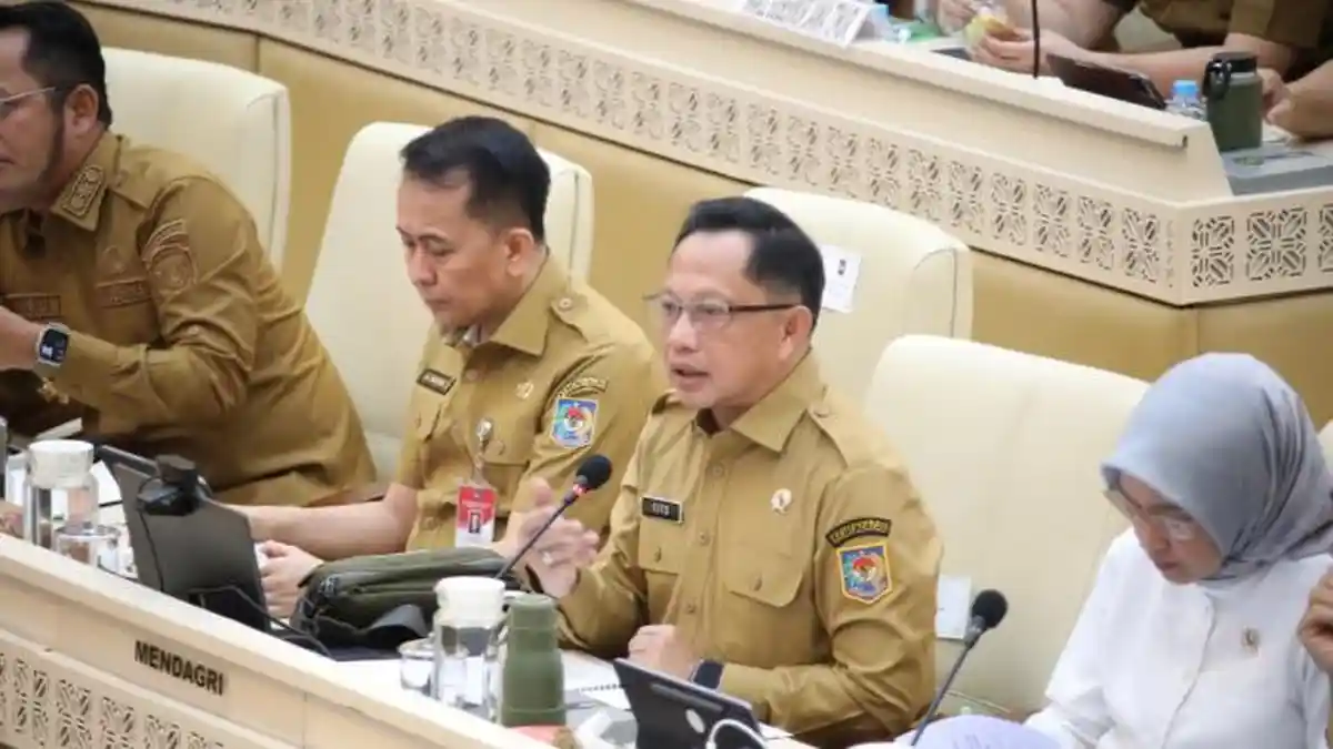 Mendagri Tito menghadiri Rapat Dengar Pendapat (RDP) dengan Komisi II DPR RI terkait permasalahan Pegawai Pemerintah dengan Perjanjian Kerja (PPPK) dan honorer di Ruang Rapat Komisi II DPR RI, Jakarta, Senin (8/6/2026).