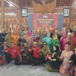 Foto bersama tamu undangan dan seluruh peserta usai pengukuhan dan pelantikan pengurus BPD KKSS Kota Bandung Masa Bakti Tahun 2025 – 2030 oleh Ketua BPW KKSS Jabar, Hj. Sri Asri Wulandari, di Pendopo Kota Bandung, Minggu (7/6/2026). Foto : Dok. BPD KKSS Kota Bandung for Radar Bandung