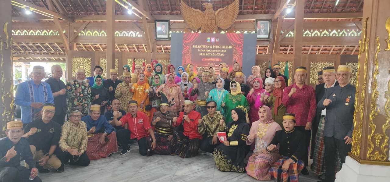 Foto bersama tamu undangan dan seluruh peserta usai pengukuhan dan pelantikan pengurus BPD KKSS Kota Bandung Masa Bakti Tahun 2025 – 2030 oleh Ketua BPW KKSS Jabar, Hj. Sri Asri Wulandari, di Pendopo Kota Bandung, Minggu (7/6/2026). Foto : Dok. BPD KKSS Kota Bandung for Radar Bandung