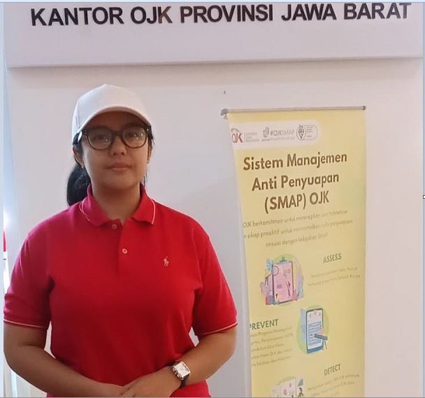 Aknes Eka Putri Malinda saat melaporkan dugaan pelanggaran perbankan syariah yang melibatkan PT BPRS HIK Parahyangan Bandung kepada Otoritas Jasa Keuangan (OJK) Regional 2 Jawa Barat di Kota Bandung, beberapa waktu lalu. Foto : Dokumentasi Pribadi Aknes Eka Putri Malinda