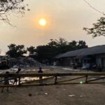 Jalan menuju pasar diportal agar tidak ada warga yang membuang sampah ke lokasi tersebut.