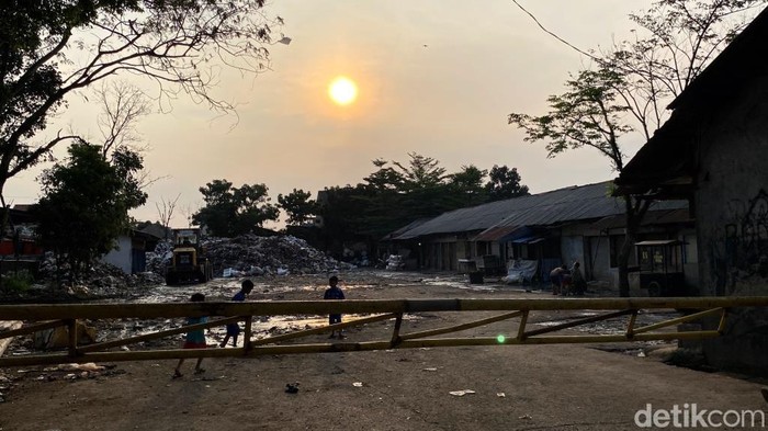 Jalan menuju pasar diportal agar tidak ada warga yang membuang sampah ke lokasi tersebut.