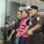 Mantan Wakil Kepala Badan Gizi Nasional ( BGN ) Bidang Operasional Pemenuhan Gizi, Sony Sonjaya, saat ditetapkan menjadi tersangka oleh Kejagung. Foto:Dok.Kejagung