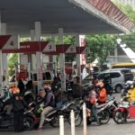 Sejumlah kenadaraan mengantre untuk mengisi bahan bakar minyak di SPBU Jalan Riau, Kota Bandung, Kamis (1/9). Foto:TAOFIK ACHMAD HIDAYAT/RADAR BANDUNG