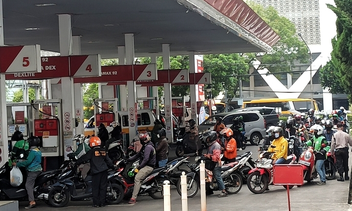 Sejumlah kenadaraan mengantre untuk mengisi bahan bakar minyak di SPBU Jalan Riau, Kota Bandung, Kamis (1/9). Foto:TAOFIK ACHMAD HIDAYAT/RADAR BANDUNG
