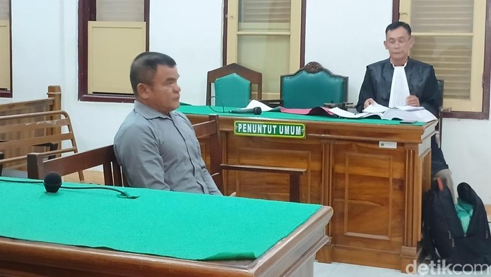 Foto: Terdakwa Saihot Pandiangan memberikan kesaksian di ruang Cakra 9 Pengadilan Negeri Medan, Jumat (5/6/2026) (Juita Sinuhaji/detikSumut)