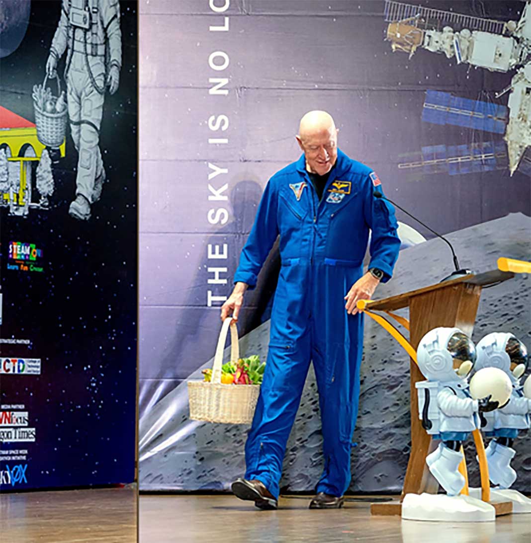 Former NASA astronaut Michael A. Baker took the stage in NASA’s signature blue flight suit, carrying a woven bamboo basket filled with mangoes and vegetables—as if he had just stopped by a Vietnamese market before heading into space. The memorable entrance set the tone for an inspiring exchange with nearly 1,000 students at the Real Space Talk session during Vietnam Space Week 2026 on the afternoon of May 31, 2026, at the University of Economics Ho Chi Minh City (UEH) - PHOTO: ORGANIZING COMMITTEE