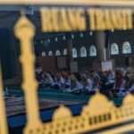Suasana Masjid Raya Bandung di Jalan Asia Afrika, Bandung, Jawa Barat, Jumat (9/1/2026). Status Masjid Agung Bandung sebagai Masjid Raya Provinsi Jawa Barat resmi berakhir setelah 23 tahun, sebagaimana tertuang dalam Keputusan Gubernur Jawa Barat yang mengacu pada sejumlah regulasi, mulai dari Undang-Undang Nomor 23 Tahun 2014 tentang Pemerintahan Daerah hingga Undang-Undang Nomor 41 Tahun 2004 tentang Wakaf beserta peraturan turunannya. ANTARA FOTO/Raisan Al Farisi/YU