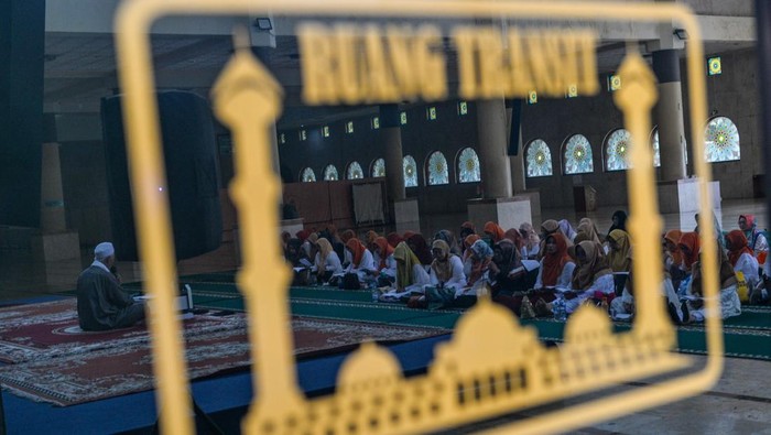 Suasana Masjid Raya Bandung di Jalan Asia Afrika, Bandung, Jawa Barat, Jumat (9/1/2026). Status Masjid Agung Bandung sebagai Masjid Raya Provinsi Jawa Barat resmi berakhir setelah 23 tahun, sebagaimana tertuang dalam Keputusan Gubernur Jawa Barat yang mengacu pada sejumlah regulasi, mulai dari Undang-Undang Nomor 23 Tahun 2014 tentang Pemerintahan Daerah hingga Undang-Undang Nomor 41 Tahun 2004 tentang Wakaf beserta peraturan turunannya. ANTARA FOTO/Raisan Al Farisi/YU