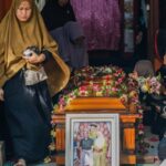 Jenazah korban tragedi Stasiun Bekasi Timur, Nur Ainia Eka Rahmadhyna, disemayamkan di rumah duka di Tambun, Bekasi, Rabu (29/4/2026).