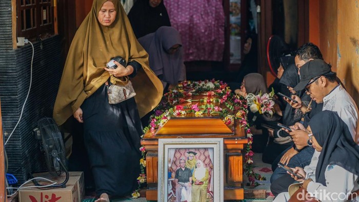 Jenazah korban tragedi Stasiun Bekasi Timur, Nur Ainia Eka Rahmadhyna, disemayamkan di rumah duka di Tambun, Bekasi, Rabu (29/4/2026).