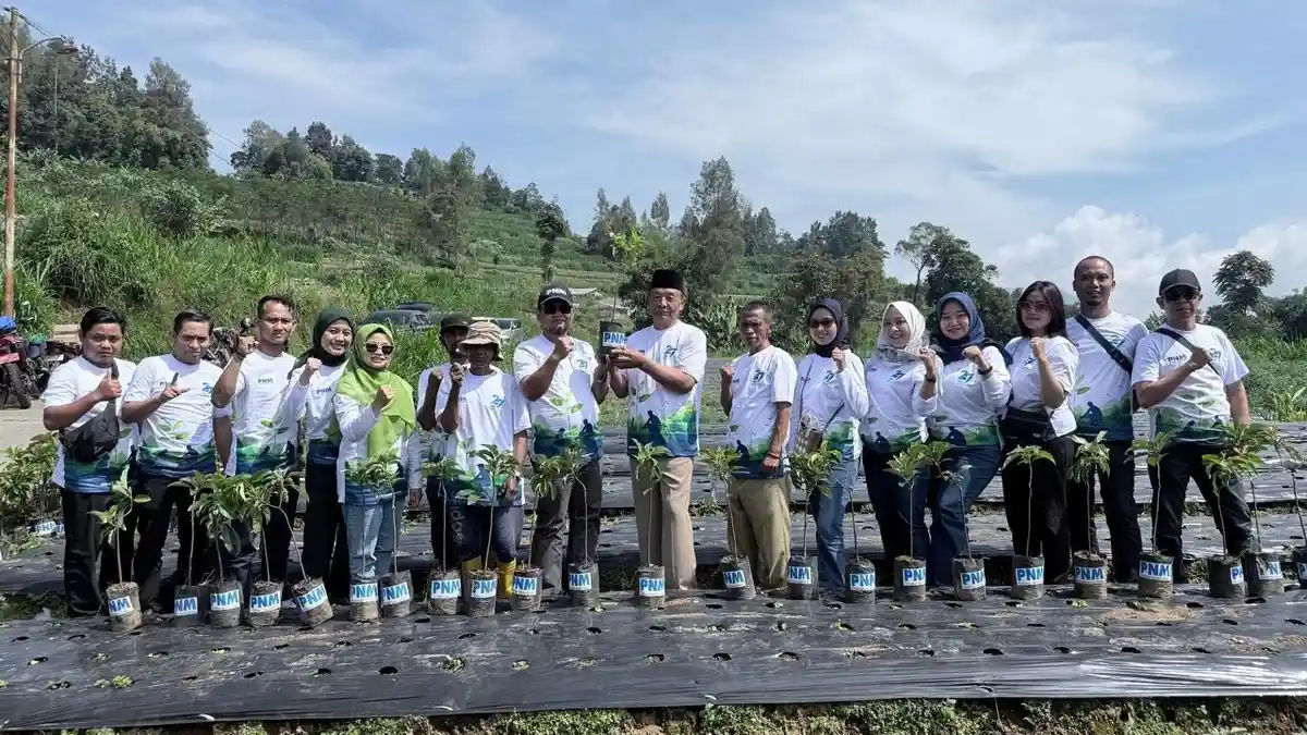 PENGHIJAUAN - Penanaman 27.000 pohon menjadi bagian dari ikhtiar PNM dalam mendukung penghijauan, sekaligus berkontribusi pada Tujuan Pembangunan Berkelanjutan atau SDGs, khususnya poin 13 tentang Penanganan Perubahan Iklim dan poin 15 tentang Ekosistem Daratan.