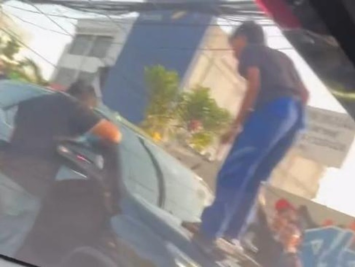 Foto: Tangkapan layar rekaman viral mobil Fortuner dirusak di Tanah Abang (dok. Threads)