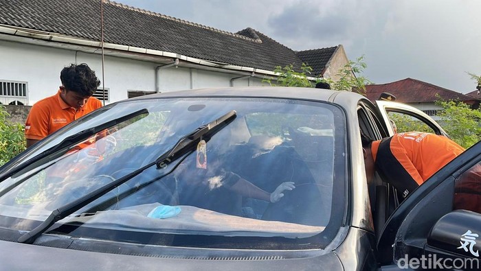 Tim inafis saat olah TKP mobil ditemukannya kedua korban. (Foto: Finta Rahyuni/detikSumut)
