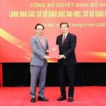 Giáo sư, Tiến sĩ, bác sĩ Nguyễn Vũ Quốc Huy được Bộ trưởng Giáo dục và Đào tạo Hoàng Minh Sơn trao quyết định Quyền Giám đốc Đại học Huế ngày 5/6/2026.