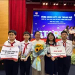 Cô Trần Thị Hồng Thủy, hiệu trưởng Trường THCS-THPT Trần Đại Nghĩa, chúc mừng các học sinh đoạt giải nhất cuộc thi "Học sinh - sinh viên với ý tưởng khởi nghiệp" năm học 2025-2026 - Ảnh: N.T,