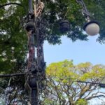 Tiang lampu di Bandung dipenuhi tali bekas spanduk (Foto: Wisma Putra/detikJabar).