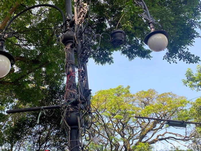 Tiang lampu di Bandung dipenuhi tali bekas spanduk (Foto: Wisma Putra/detikJabar).