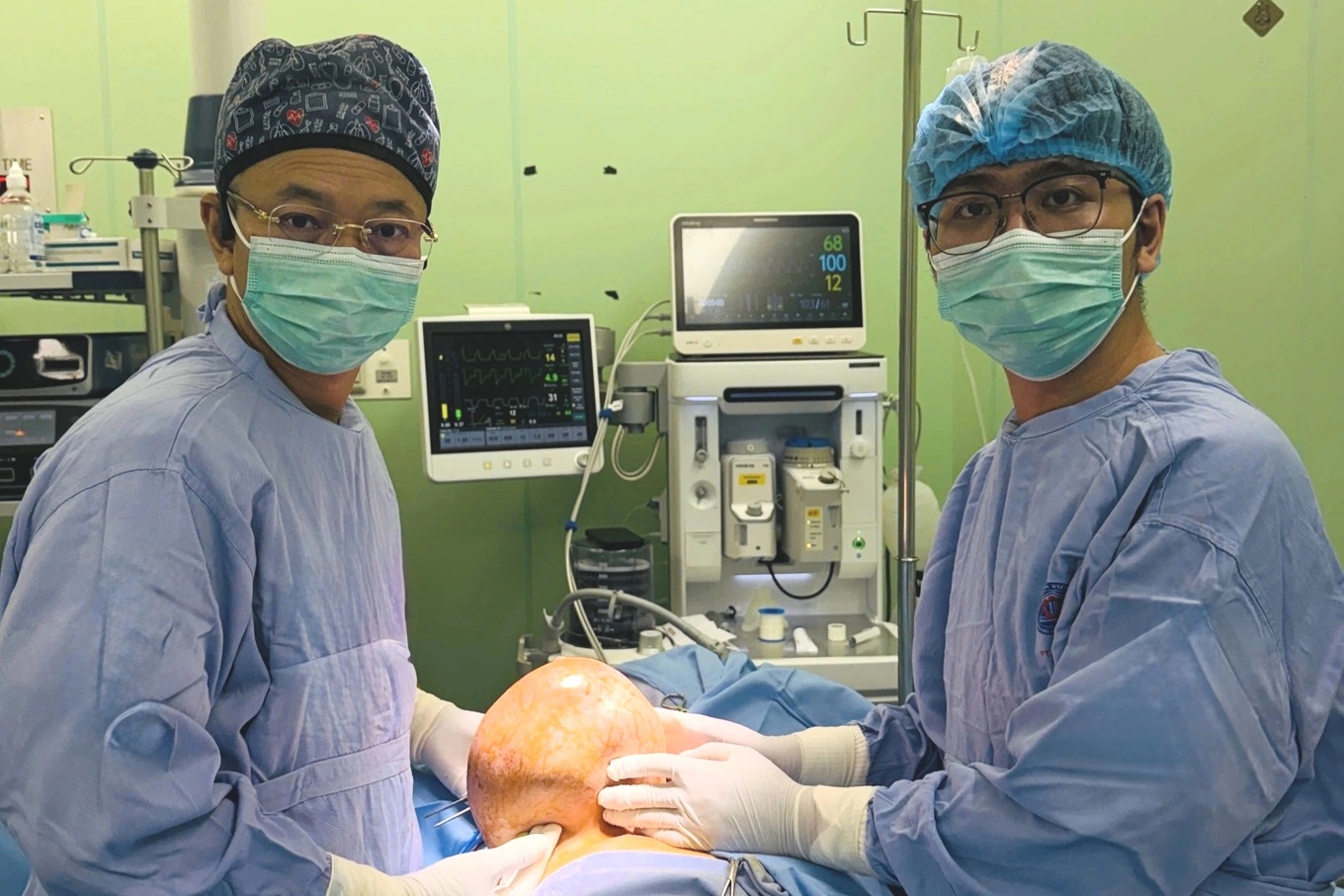 Các bác sĩ thực hiện ca phẫu thuật lấy khối u, bảo tồn tuyến vú cho người bệnh (Ảnh: Thái Hà).