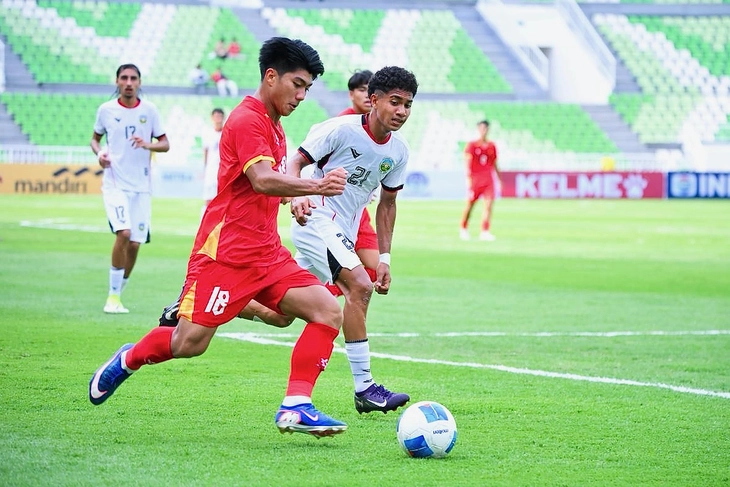 U19 Việt Nam (áo đỏ) vẫn đối diện nguy cơ bị loại - Ảnh: VFF
