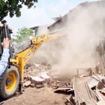 সুরাটে বুলডোজারে গুঁড়িয়ে গেল একের পর এক বাড়ি। ছবি: সংগৃহীত।